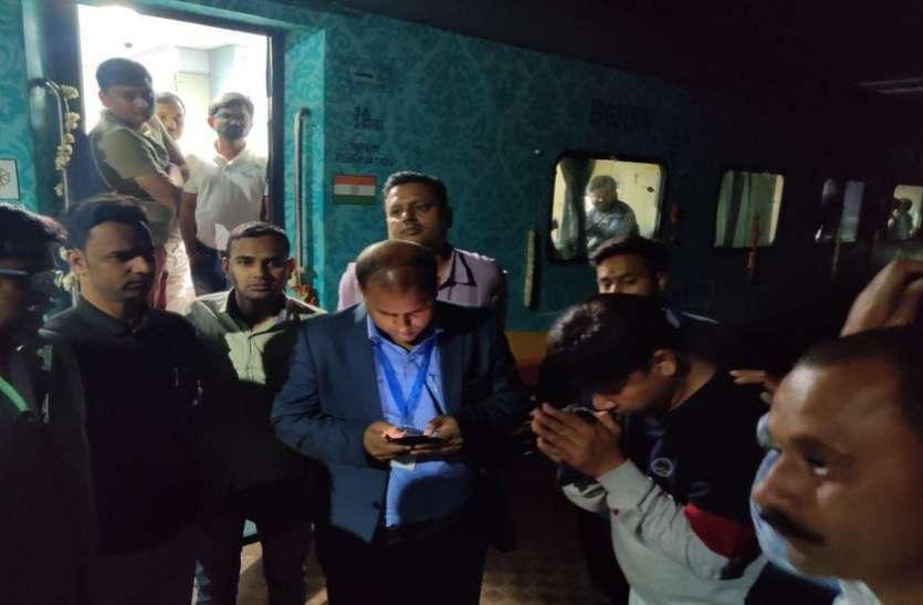 काशी-महाकाल ट्रेन में शराबियों ने किया हंगामा काशी-महाकाल ट्रेन में शराबियों ने किया हंगामा
