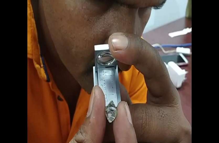 दो सालों में मिले हैं एक दर्जन से भी अधिक बड़े हीरे बड़े हीरों ने बढ़ाया पन्ना की उथली हीरा खदानों का क्रेज