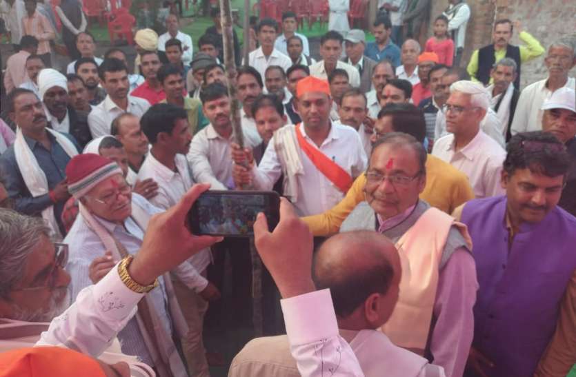 समाज में मृत्यु भोज बंद करने पर हुई चर्चा समाज में मृत्यु भोज बंद करने पर हुई चर्चा
