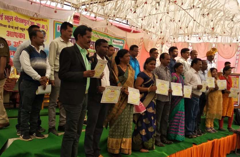 स्कूल में पढ़ाने के समय, सम्मान के लिए कतार में लग रहे शिक्षक स्कूल में पढ़ाने के समय, सम्मान के लिए कतार में लग रहे शिक्षक