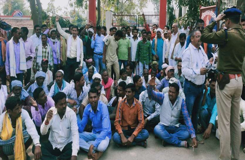 धान खरीदी पर सरकार के खिलाफ उग्र हुए किसान, रायपुर-जबलपुर नेशनल हाइवे किया जाम धान खरीदी पर सरकार के खिलाफ उग्र हुए किसान, रायपुर-जबलपुर नेशनल हाइवे किया जाम