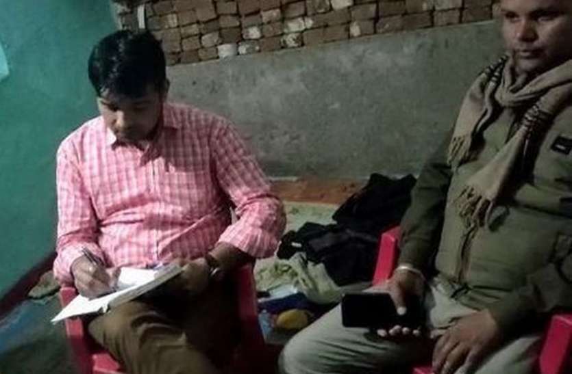 समझाइश देते अधिकारी। घर पहुंचे अधिकारी तो नाबालिग ने कहा-गांव का एक लडक़ा छेड़ता है इसलिए डरकर माता-पिता कर रहे शादी