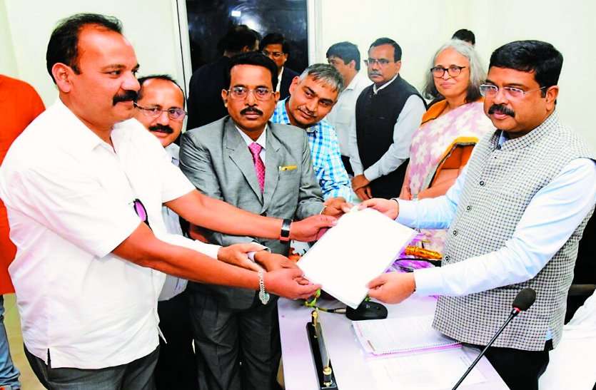 यूनियन प्रतिनिधियों ने इस्पात मंत्री से कहा- सार्वजनिक उपक्रम का विनिवेशीकरण रोका जाए यूनियन प्रतिनिधियों ने इस्पात मंत्री से कहा- सार्वजनिक उपक्रम का विनिवेशीकरण रोका जाए