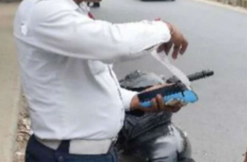 demo.jpeg कार रुकवाई तो होम गार्ड को ही घसीट ले गया