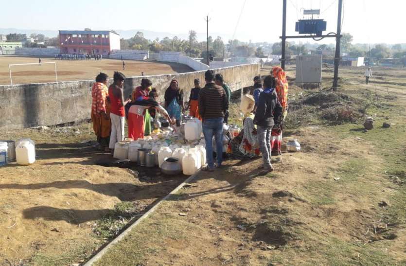 Waterwater-crisis-the-entire-village-depends-on-a-well crisis in the city, ward dwellers facing problems पानी का संकट, एक कुआं के भरोसे पूरा गांव