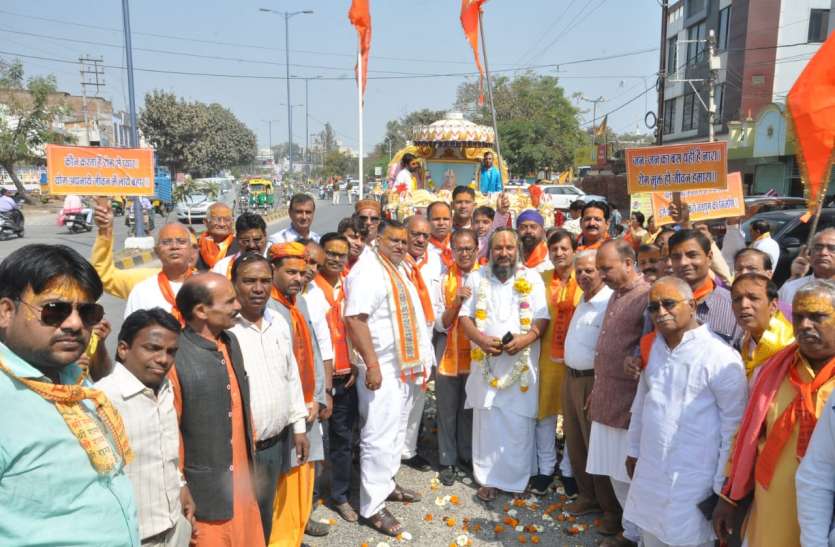 कैट रोड पर श्री हरि धाम में नवग्रह प्रतिमाओं की प्राण प्रतिष्ठा के लिए निकली कलश यात्रा कैट रोड पर श्री हरि धाम में नवग्रह प्रतिमाओं की प्राण प्रतिष्ठा के लिए निकली कलश यात्रा