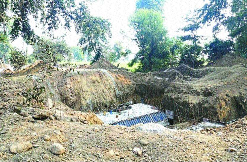पुलियों का निर्माण अधूरा, चार माह से नहीं हो पाई खुदाई पुलियों का निर्माण अधूरा, चार माह से नहीं हो पाई खुदाई