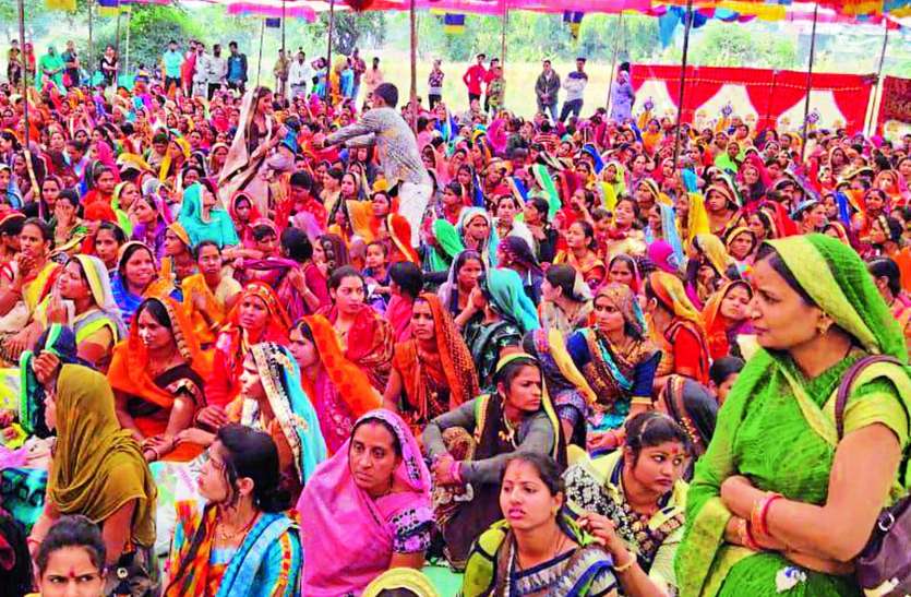 सूनी गोद को भरने के लिए महिलाओं ने ग्रहण की खीर सूनी गोद को भरने के लिए महिलाओं ने ग्रहण की खीर