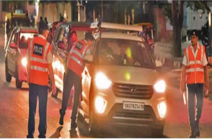 ( प्रतीकात्मक तस्वीर ) होमगार्ड ने रोकने के लिए कार की खिड़की में डाला हाथ, शराबी ड्रायवर ने दौड़ाई गाड़ी और घसीटता हुआ ले गया...