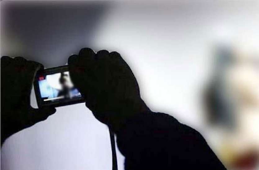 Woman posts obscene pictures of Chhattisgarh film editor on Facebook फेसबुक में फ्रेंड रिक्वेस्ट भेजकर महिला ठग ने छत्तीसगढ़ी फिल्मों के एडिटर को ब्लैकमेल करने की कोशिश की