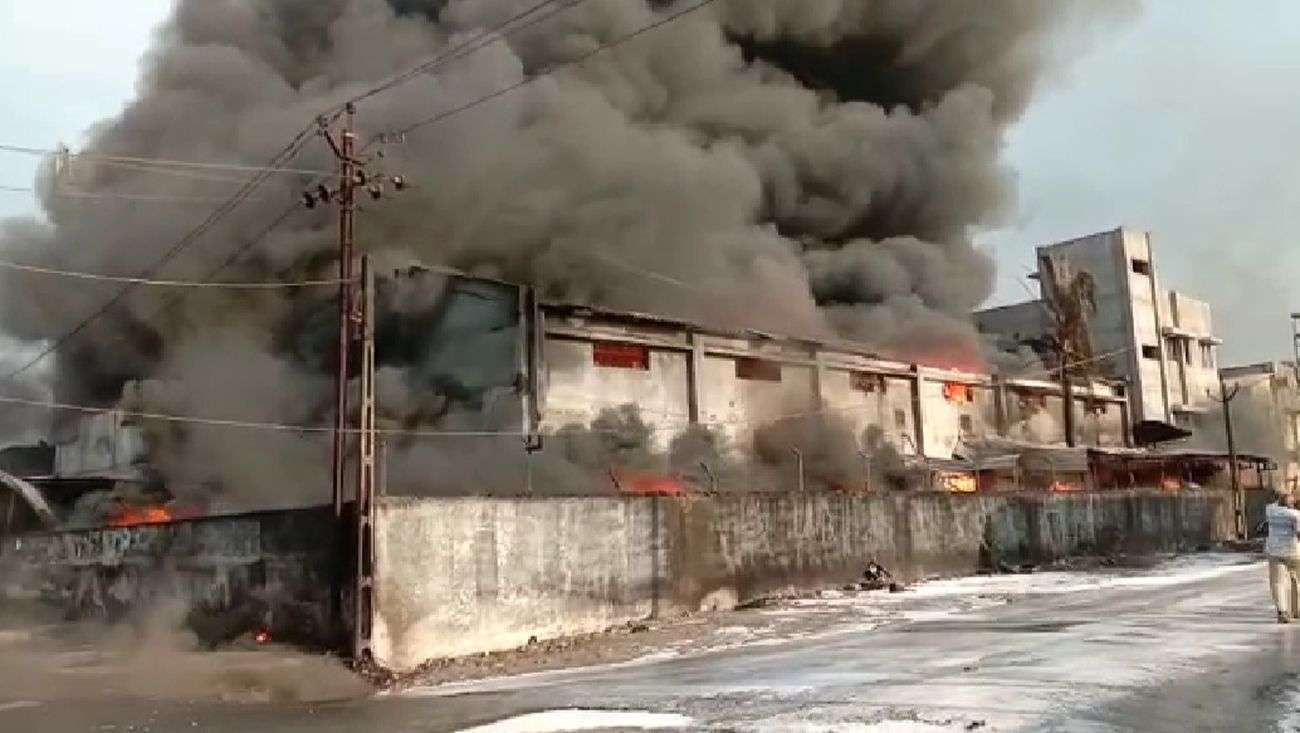 VAPI FIRE NEWS; हाइटेक इंक कंपनी में भीषण आग, अफरा-तफरी