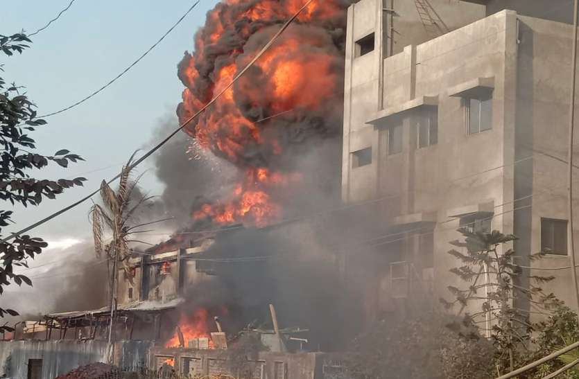 VAPI FIRE NEWS; हाइटेक इंक कंपनी में भीषण आग, अफरा-तफरी VAPI FIRE NEWS; हाइटेक इंक कंपनी में भीषण आग, अफरा-तफरी