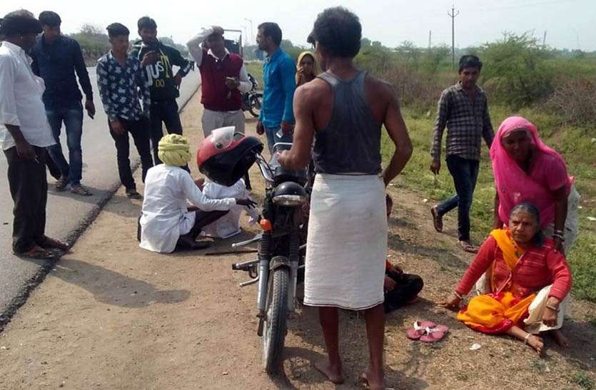 कार की टक्कर से बुर्जुग मोपेड सवार बालिका व महिला हुई घायल कार की टक्कर से बुर्जुग मोपेड सवार बालिका व महिला हुई घायल