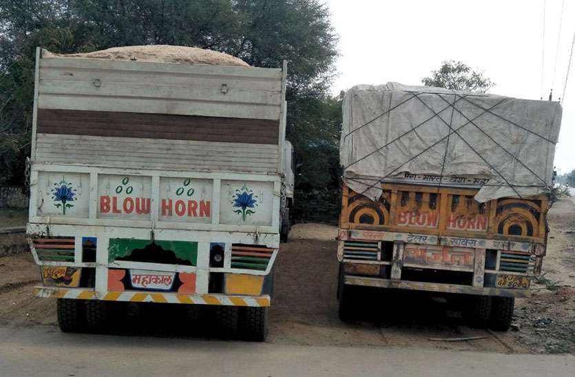 बजरी से भरे दो ट्रेलर जब्त कर दो चालक सहित तीन जनों को किया गिरफ्तार बजरी से भरे दो ट्रेलर जब्त कर दो चालक सहित तीन जनों को किया गिरफ्तार