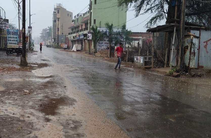 बेमौसम बारिश : खतरे में तीन अरब से ज्यादा का धान, किसानों की बढ़ी चिंता, तिवरा, अलसी, अरहर पर भी असर बेमौसम बारिश : खतरे में तीन अरब से ज्यादा का धान, किसानों की बढ़ी चिंता, तिवरा, अलसी, अरहर पर भी असर
