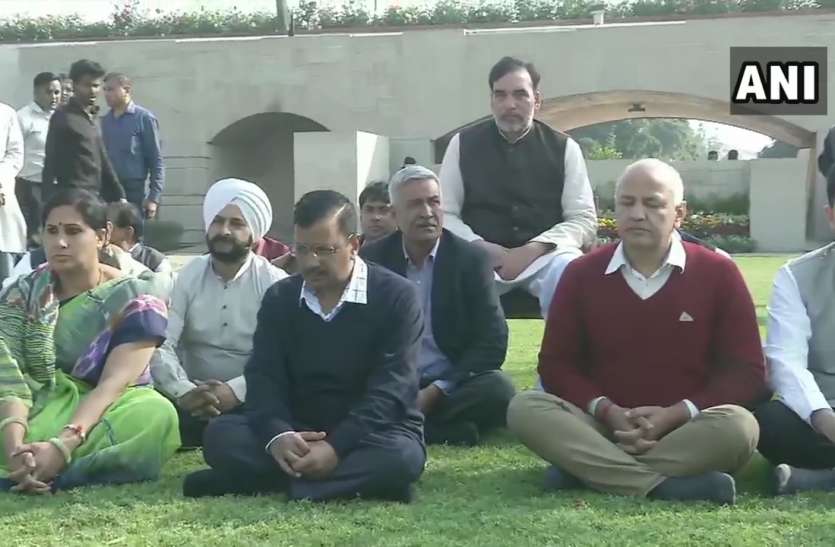 Delhi Violence Arvind Kejriwal In Reach Rajghat द ल ल म श त क ल ए र जघ ट पर प र र थन Cm क जर व ल सम त Aap क न त रह म ज द Patrika News