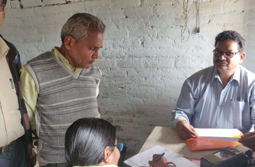 District Controller raids ration shops जिला नियंत्रक का राशन दुकानों पर छापा, पांच दुकानों पर लटकता मिला ताला, 21 क्विंटल अनाज गायब