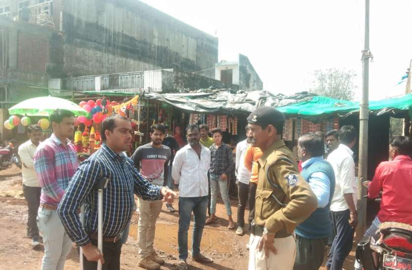 एसडीएम ने दुकानदारों को दी हिदायत..कहा सडक़ से 50 फीट दूरी रहें एसडीएम ने दुकानदारों को दी हिदायत..कहा सडक़ से 50 फीट दूरी रहें