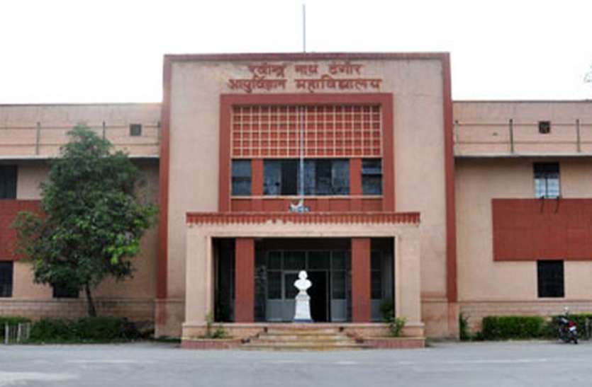 चारो ओर गंदगी, कबाड़ और बदहाली - ये छात्रावास है या कबाडख़ाना चारो ओर गंदगी, कबाड़ और बदहाली - ये छात्रावास है या कबाडख़ाना