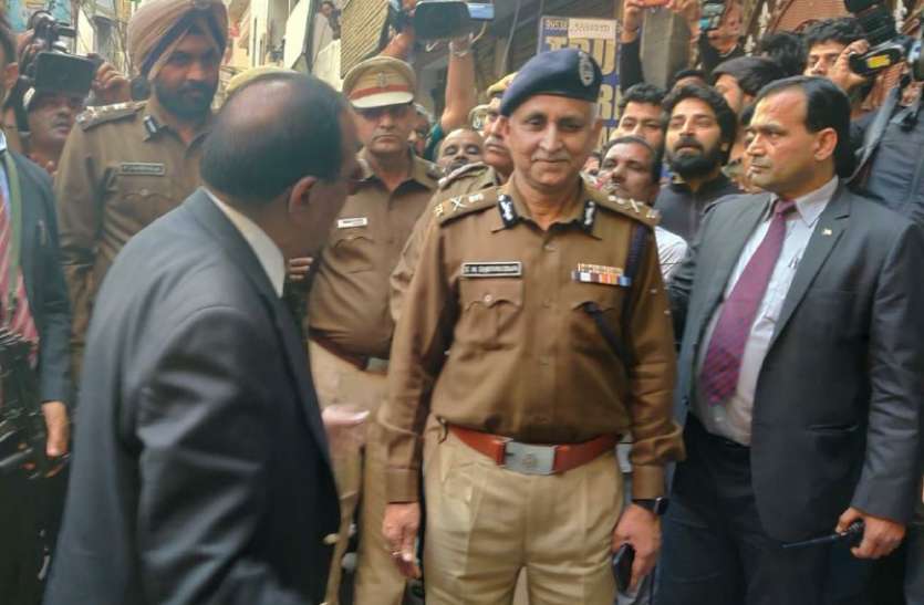 ajit doval and sn srivastava दिल्ली हिंसाः जब दिल्ली पुलिस के स्पेशल सीपी पर बरसे एनएसए अजीत डोभाल