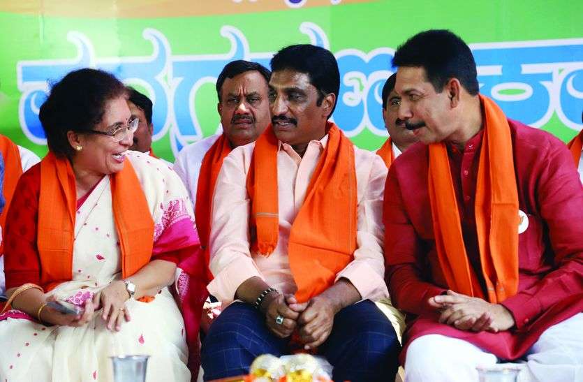 ‘एक ने खुद आंसू बहाए तो दूसरे ने लोगों को मजबूर किया’ ‘एक ने खुद आंसू बहाए तो दूसरे ने लोगों को मजबूर किया’