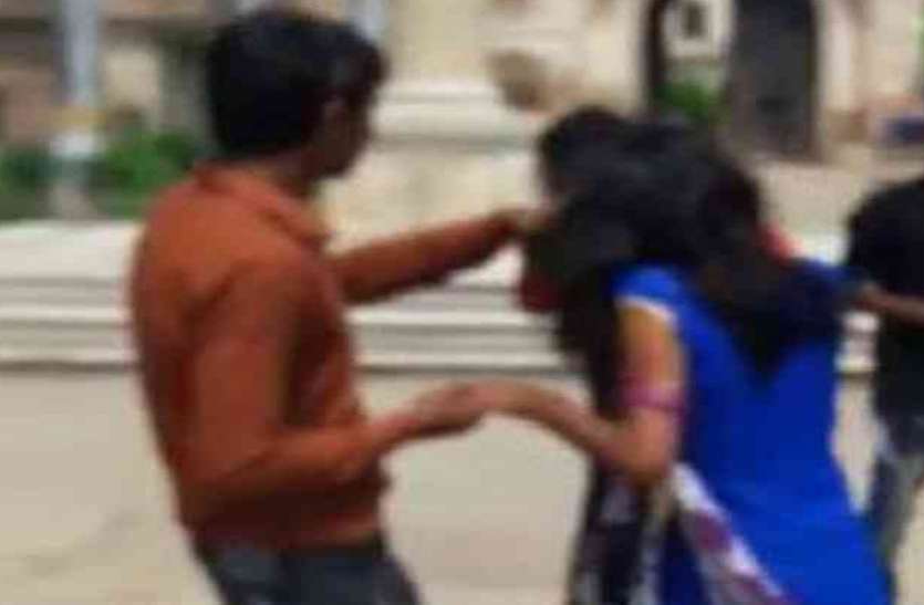 लड़की के पीछा कर भद्दी टिपण्णी करने वाला गया जेल, चॉकलेट और गिफ्ट भेज बॉयफ्रेंड बनाने की उड़ाई थी अफवाह लड़की का पीछा कर भद्दी टिपण्णी करने वाला गया जेल, चॉकलेट और गिफ्ट भेज गर्लफ्रेंड बनाने की उड़ाई थी अफवाह