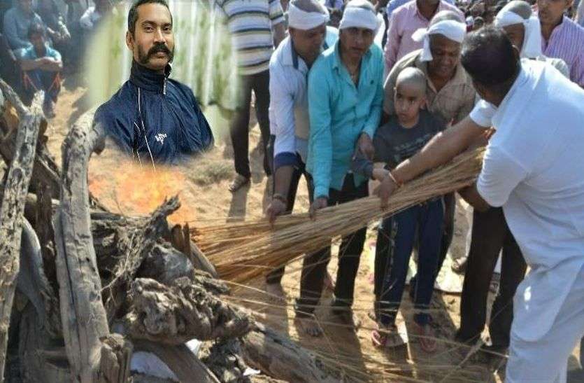 सात साल के बेटे राम ने दी शहीद रतनलाल को मुखाग्नि, अंतिम यात्रा में हजारों लोग हुए शामिल
