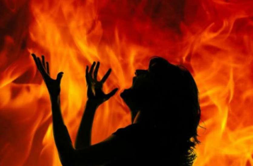 Woman set herself टोनही प्रताड़ना से परेशान महिला ने खुद पर लगाई आग, सिम्स में भर्ती