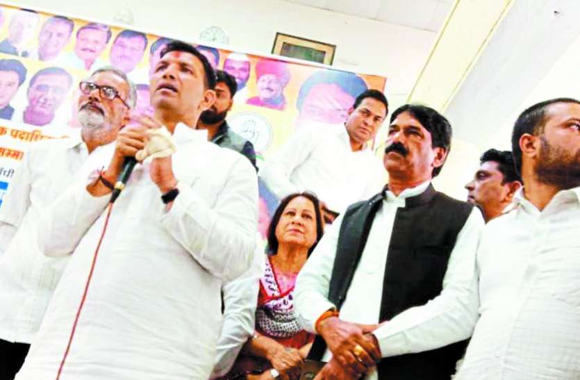 'सीएम कमल नाथ की सभा के लिए भीड़ इकट्ठा करो, गाड़ी हम भेज देंगे' 'सीएम कमल नाथ की सभा के लिए भीड़ इकट्ठा करो, गाड़ी हम भेज देंगे'