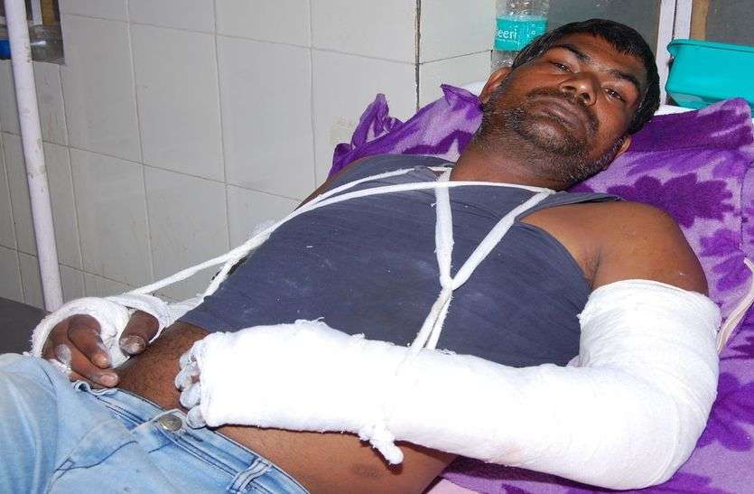 , मरोत का बास के युवक से मारपीट कर हाथ तोड़ा