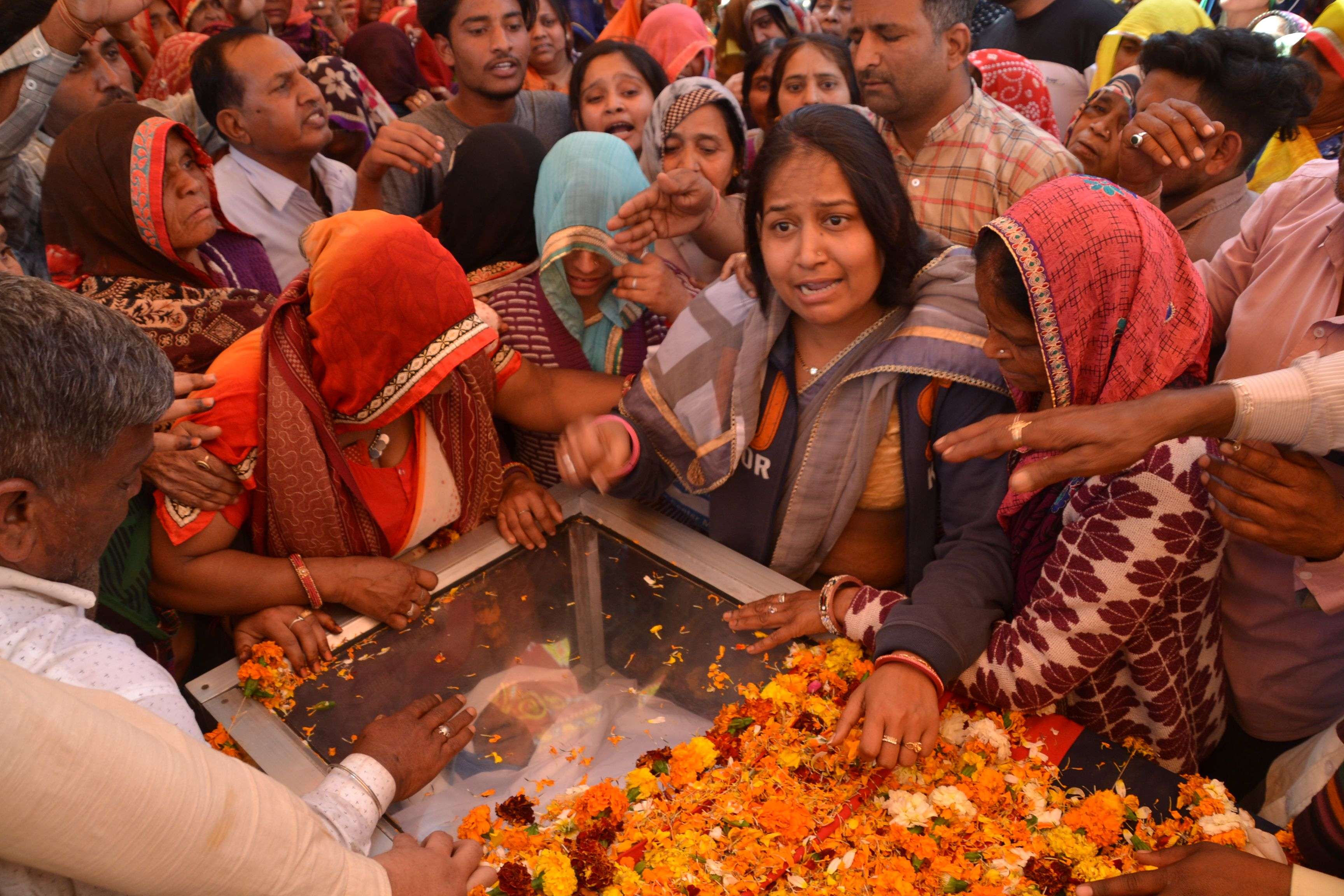 सीकर. दिल्ली की हिंसा में हैड कांस्टेबल रतनलाल की मौत के बाद बुधवार को उनके पेतृक गांव में अंतिम यात्रा में उमड़ी भीड़। इस दौरान उनकी पत्नी व बेटियां भी भावूक हो गई। फोटो पंकज पारमुवाल