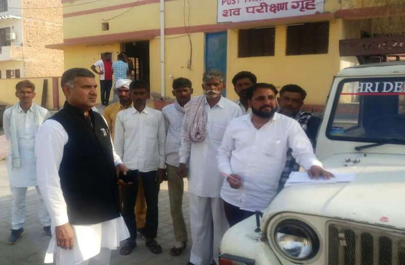 पुलिस की पिटाई से मौत का आरोप, शव लेकर धरने पर बैठे ग्रामीण पुलिस की पिटाई से मौत का आरोप, शव लेकर धरने पर बैठे ग्रामीण