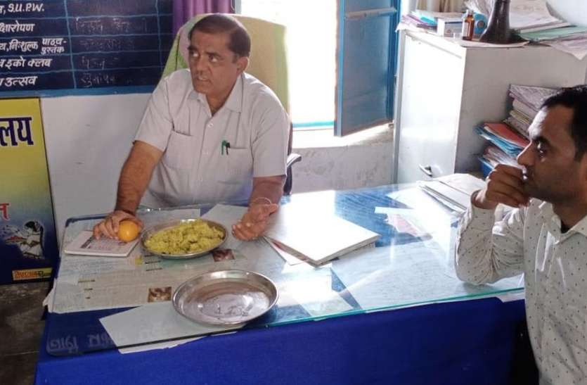 बांसवाड़ा. अफसरों ने माना, नामांकन के मुकाबले कम है उपस्थिति बांसवाड़ा. अफसरों ने माना, नामांकन के मुकाबले कम है उपस्थिति