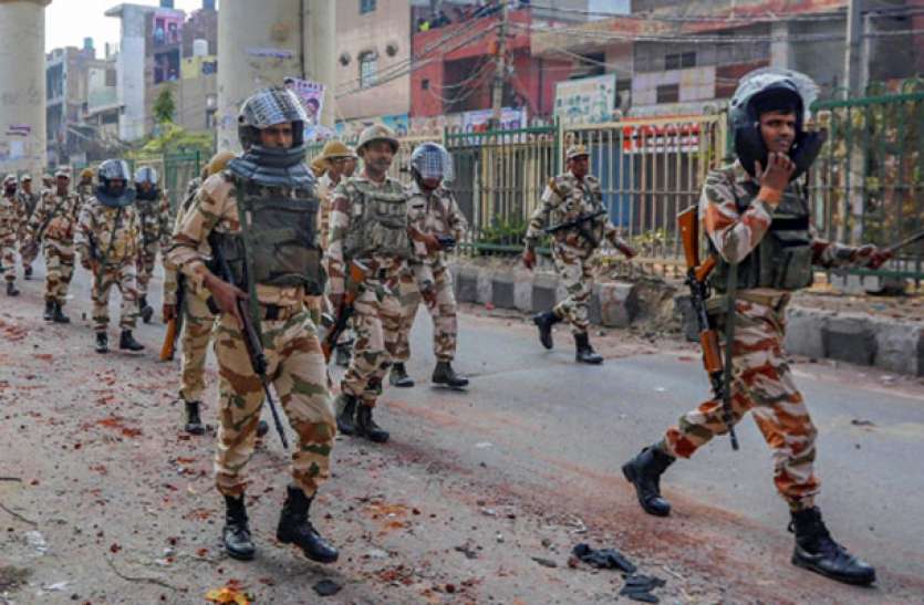 Delhi Violence जाफराबाद हिंसा: HC की फटकार के बाद गुनहगारों को पकड़ने के लिए पुलिस की छापेमारी तेज, शाहरुख अब तक फरार
