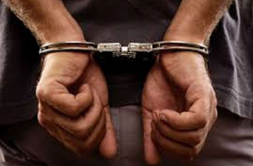 Principal arrested for illegal collection in the name of fees from students छात्रों से फीस के नाम पर अवैध वसूली के आरोप में प्राचार्य गिरफ्तार