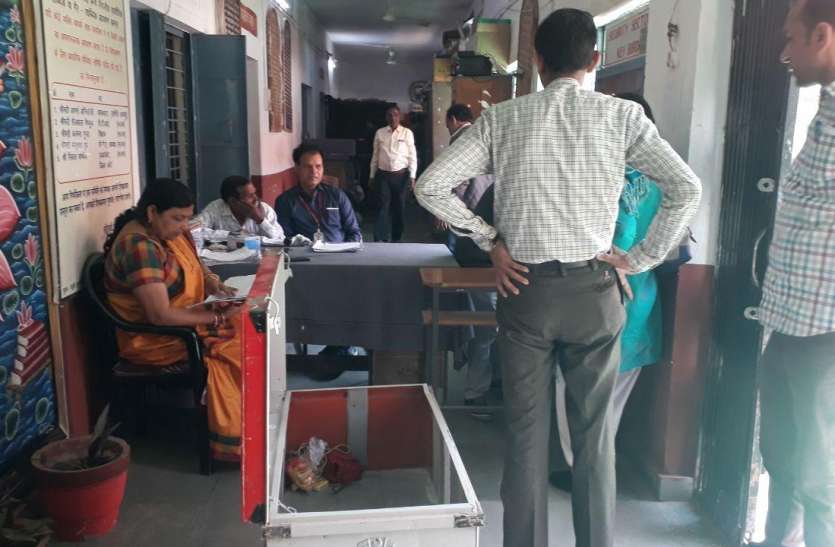 Center दूसरे दिन 37 केंद्रों के लिए बांटी गई परीक्षा सामग्री