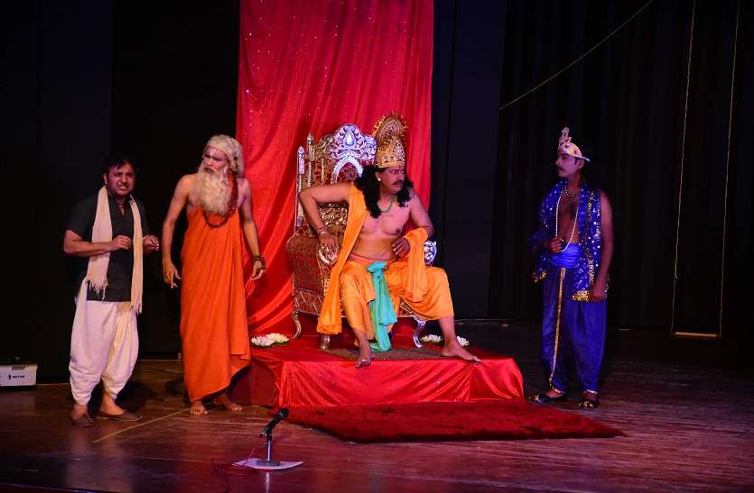 हास्य-व्यंग्य अंदाज में किरदारों ने कही कहानी हास्य-व्यंग्य अंदाज में किरदारों ने कही कहानी