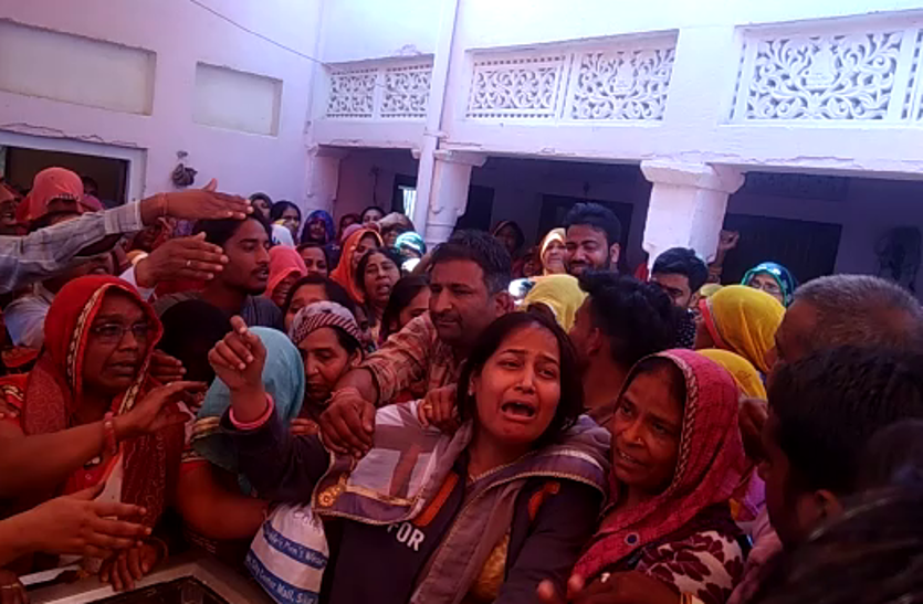 ratan_lal.png शहीद रतनलाल की पत्नी का सवाल, दंगाइयों के सामने पुलिसवालों को निहत्था क्यों खड़ा कर दिया जाता है