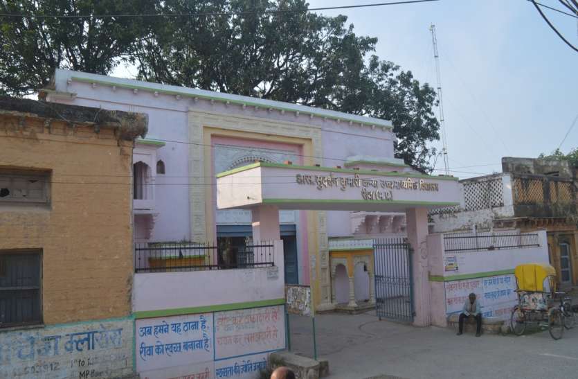 Students will not be able to sit in MP board examination in 50 schools एमपी बोर्ड परीक्षा में 50 स्कूलों में छात्रों को बैठने नहीं मिलेगी टेबिल कुर्सी