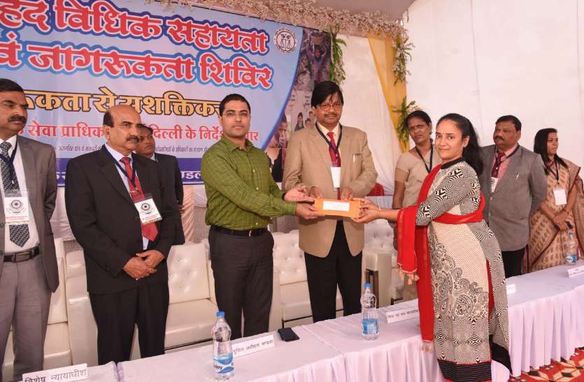 Labor Department gave benefits to the beneficiaries in the camp विधिक सहायता-जागरूकता शिविर में उमड़े लोग, शिविर में श्रम विभाग ने हितग्राहियों को दिए लाभ