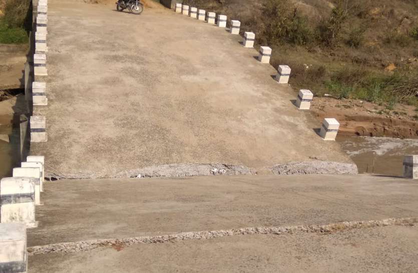 Damaged bridge hinged on a mesh of rods, will ever collapse 40 feet wi छड़ों के जाल पर टिका क्षतिग्रस्त पुल, कभी धराशायी हो जाएगी 40 फीट चौड़ी स्लैप
