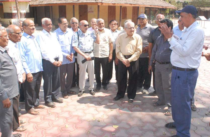 alumini meet 59 साल बाद सुभाष स्कूल पहुंचे बुजुर्ग तो याद आ गई बचपन की शरारतें