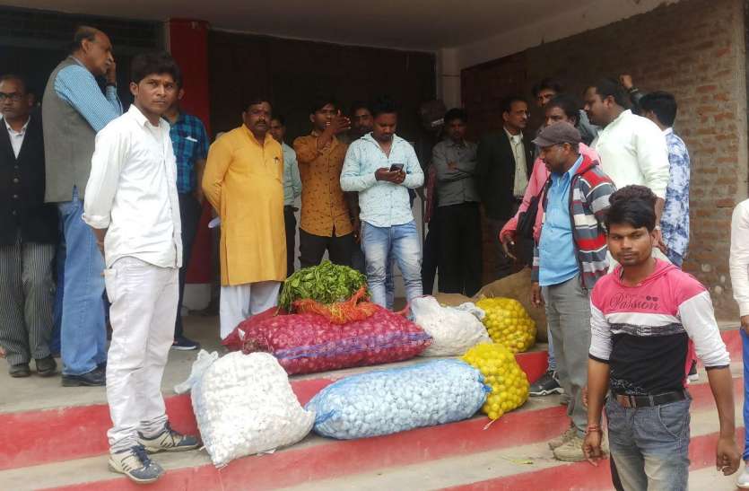 एक घंटे तक व्यापारियों ने तहसील परिसर में लगाई सब्जी आड़त एक घंटे तक व्यापारियों ने तहसील परिसर में लगाई सब्जी आड़त