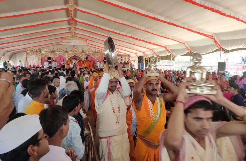 त्रयरथ गजरथ फेरी में उमड़ा जनसैलाब त्रयरथ गजरथ फेरी में उमड़ा जनसैलाब