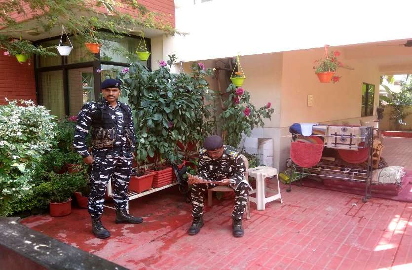 छत्तीसगढ़ में आयकर छापे की आंच पहुंची CM हाउस तक, उप सचिव सौम्या के घर 18 घंटे से बाहर बैठी IT टीम, नहीं खुलवा पाई ताला