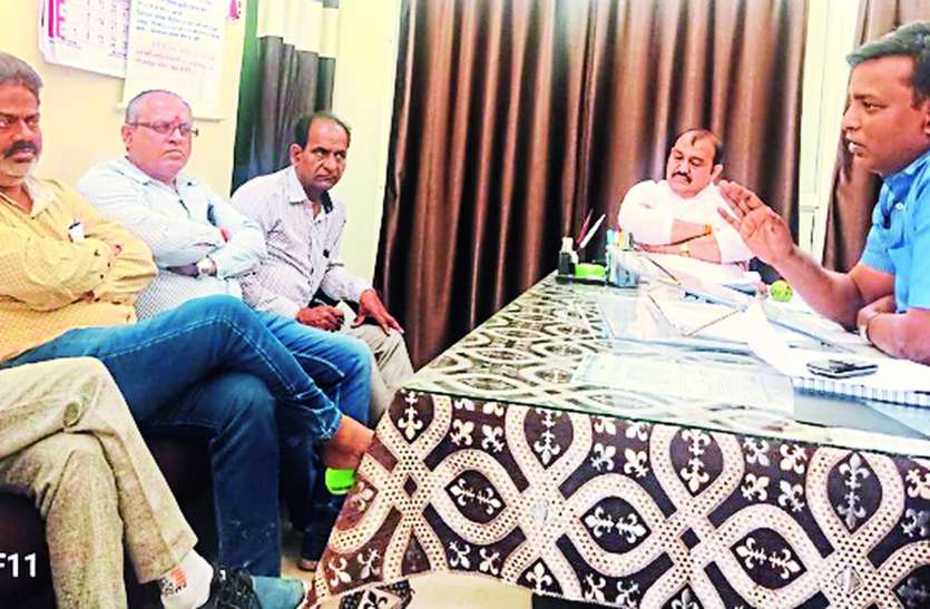 2 माह से बगैर वेतन काम कर रहे 410 कर्मचारी प्रभारी मंत्री व नगरीय प्रशासन मंत्री ने नलकूप चालू करने के आदेश