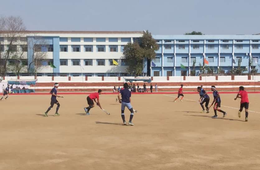 Hockey tournament organized in Katni अखिल भारतीय गणतंत्र दिवस हॉकी टूर्नामेंट में हैदराबाद 6-1 एवं राजनांदगांव 2-0 से विजयी