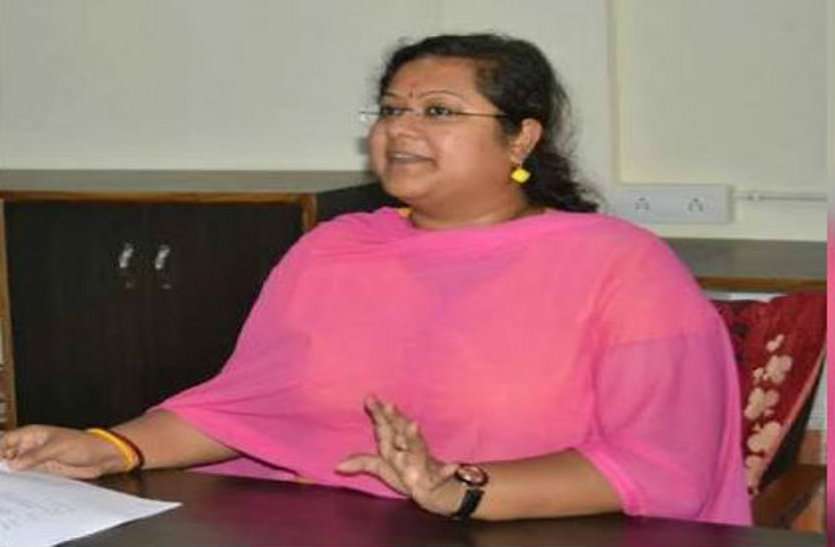 छत्तीसगढ़ में आयकर छापे की आंच पहुंची CM हाउस तक, उप सचिव सौम्या के घर 18 घंटे से बाहर बैठी IT टीम, नहीं खुलवा पाई ताला