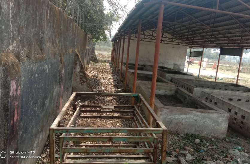 Separately taking dry and wet garbage in the city, but throwing together in the mine कचरा संग्रहण एवं प्रसंस्करण केंद्र में लाया गया लाखों का सामान हुआ नष्ट, नपा का नहीं ध्यान