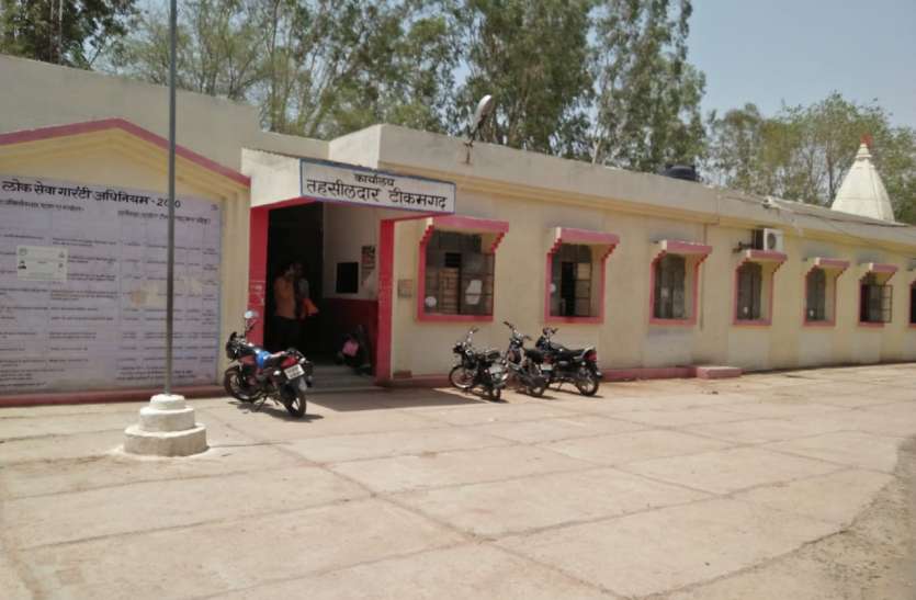 Have been circulating in tehsil for years नामांतरण कराने में आवेदकों का छूट रहा पसीना